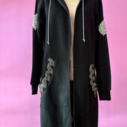 Felpa lunga Gioiello : cappottino Oversize nero con Ricami in Paillettes e Cristalli – Lusso Couture