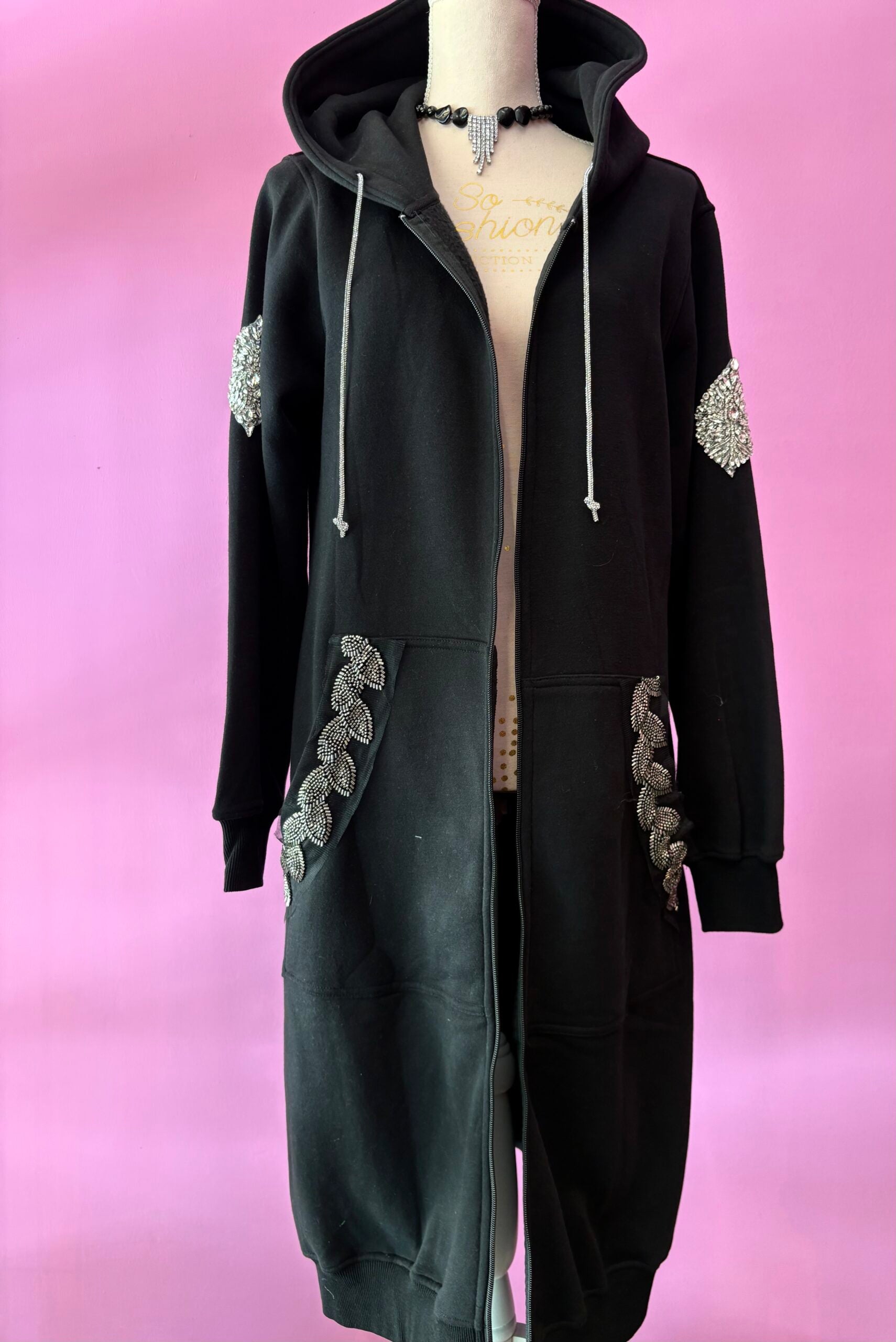 Felpa lunga Gioiello : cappottino Oversize nero con Ricami in Paillettes e Cristalli – Lusso Couture