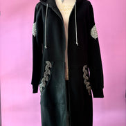 Felpa lunga Gioiello : cappottino Oversize nero con Ricami in Paillettes e Cristalli – Lusso Couture