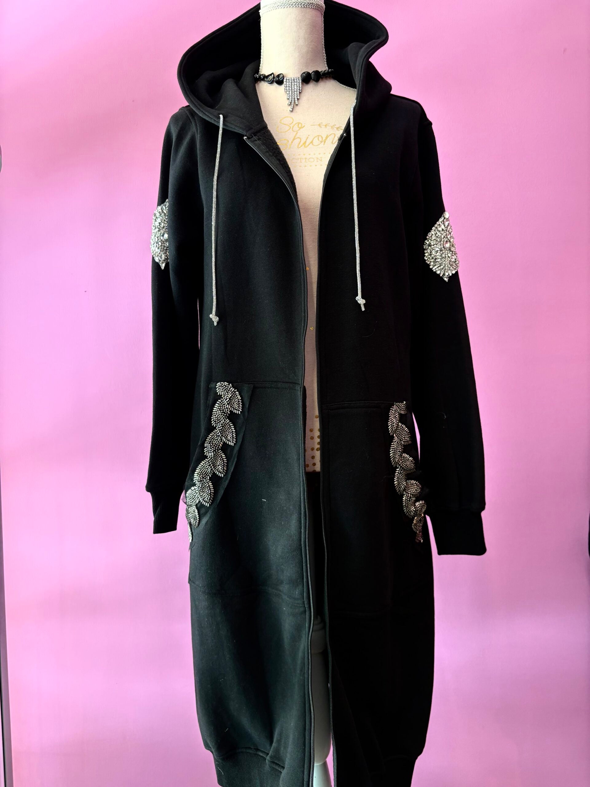 Felpa lunga Gioiello : cappottino Oversize nero con Ricami in Paillettes e Cristalli – Lusso Couture