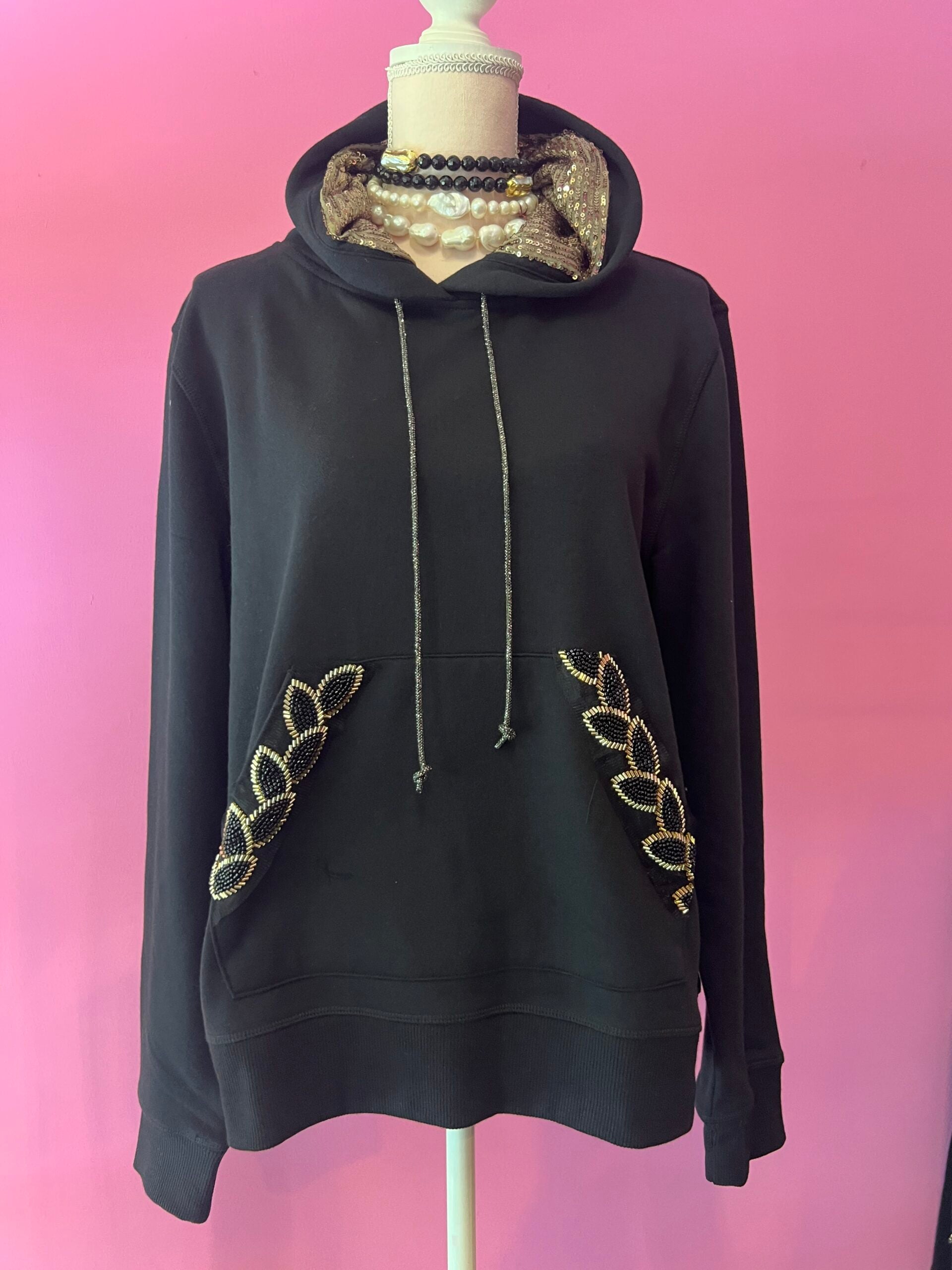 Felpa Gioiello : Felpa nera Oversize con Ricami in Paillettes e Cristalli – Lusso Couture