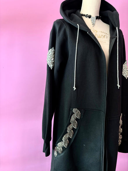 Felpa lunga Gioiello : cappottino Oversize nero con Ricami in Paillettes e Cristalli – Lusso Couture