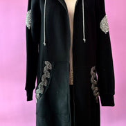 Felpa lunga Gioiello : cappottino Oversize nero con Ricami in Paillettes e Cristalli – Lusso Couture