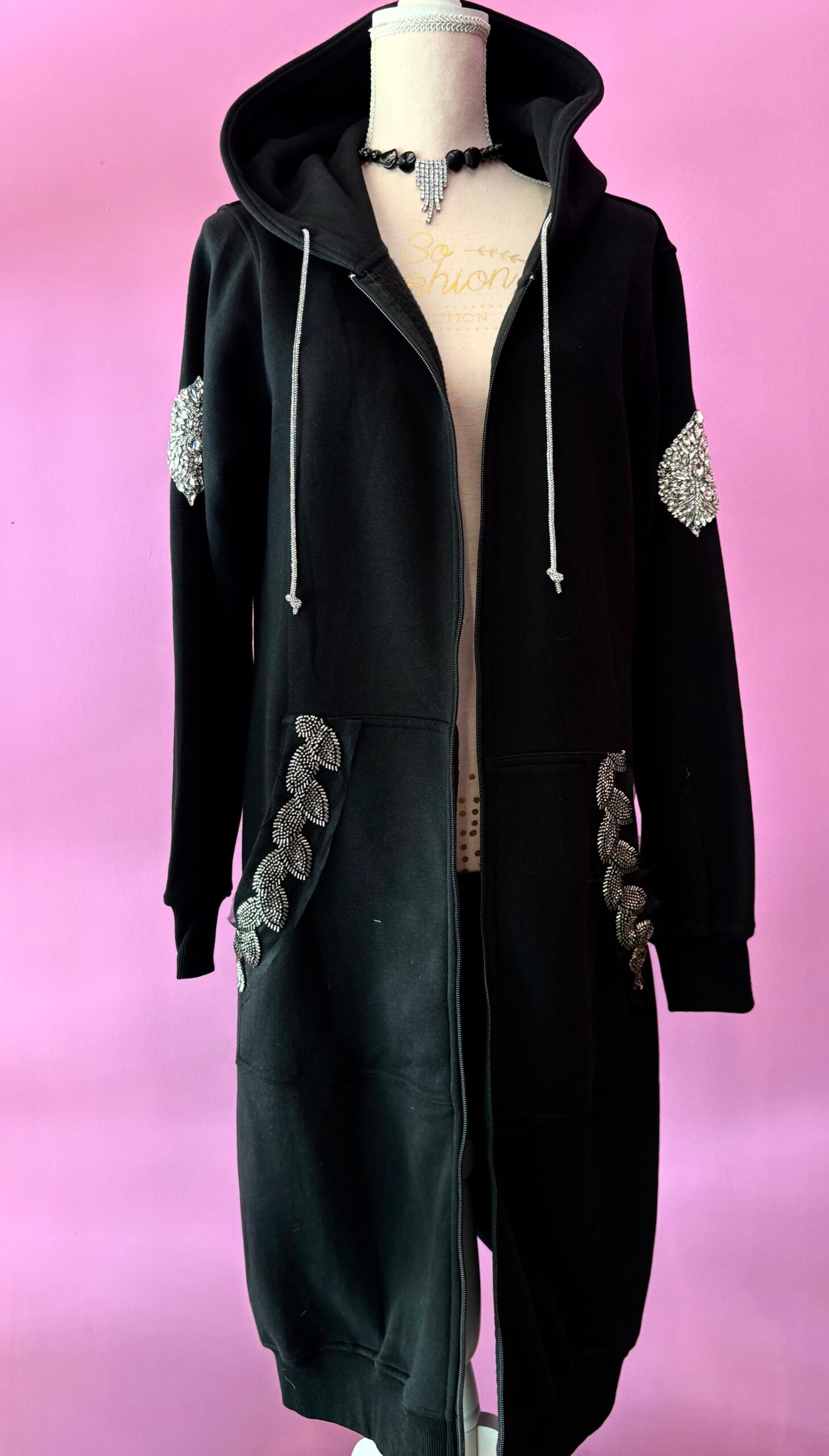 Felpa lunga Gioiello : cappottino Oversize nero con Ricami in Paillettes e Cristalli – Lusso Couture