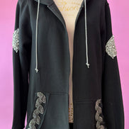 Felpa lunga Gioiello : cappottino Oversize nero con Ricami in Paillettes e Cristalli – Lusso Couture