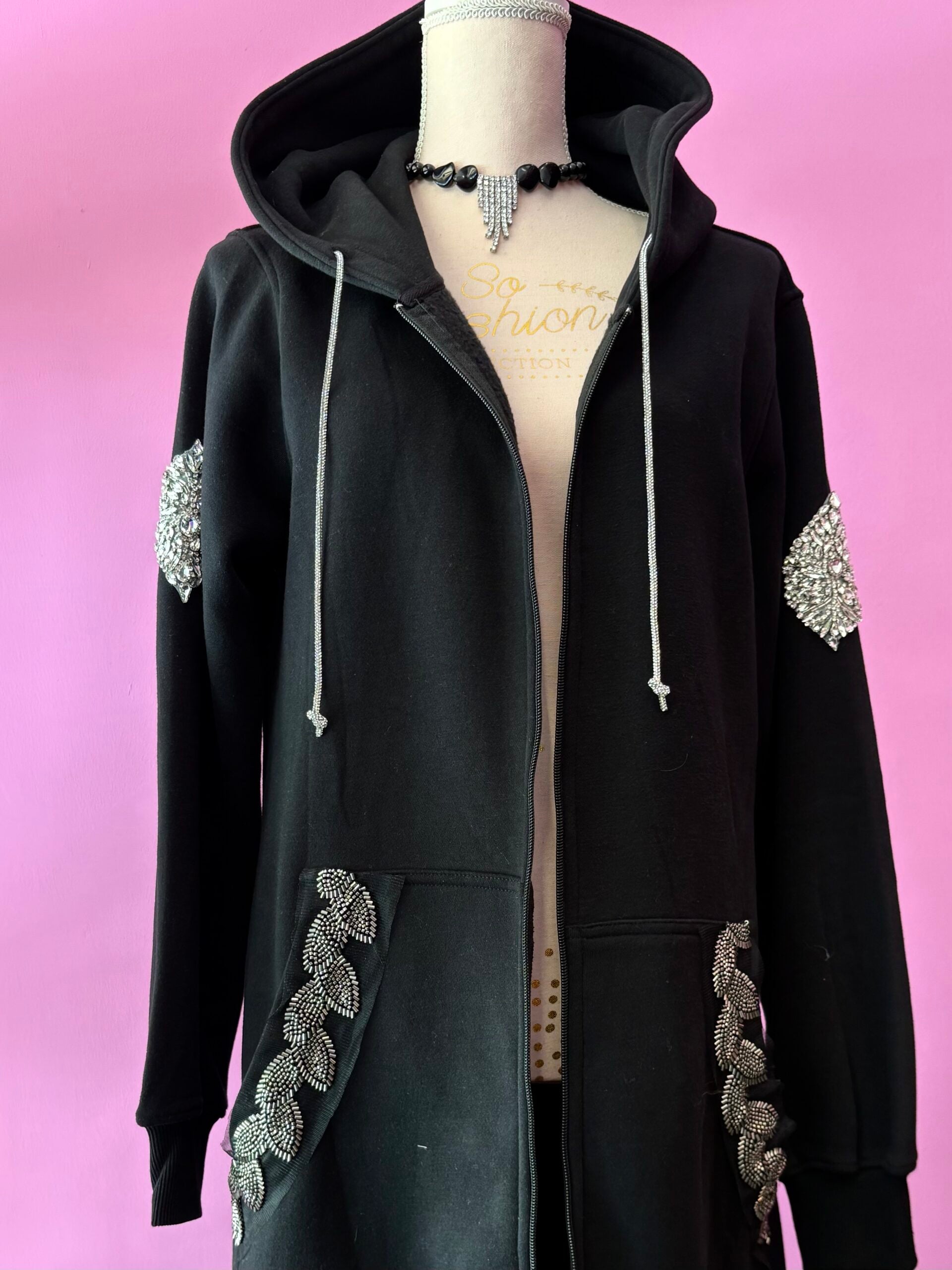 Felpa lunga Gioiello : cappottino Oversize nero con Ricami in Paillettes e Cristalli – Lusso Couture