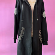 Felpa lunga Gioiello : cappottino Oversize nero con Ricami in Paillettes e Cristalli – Lusso Couture