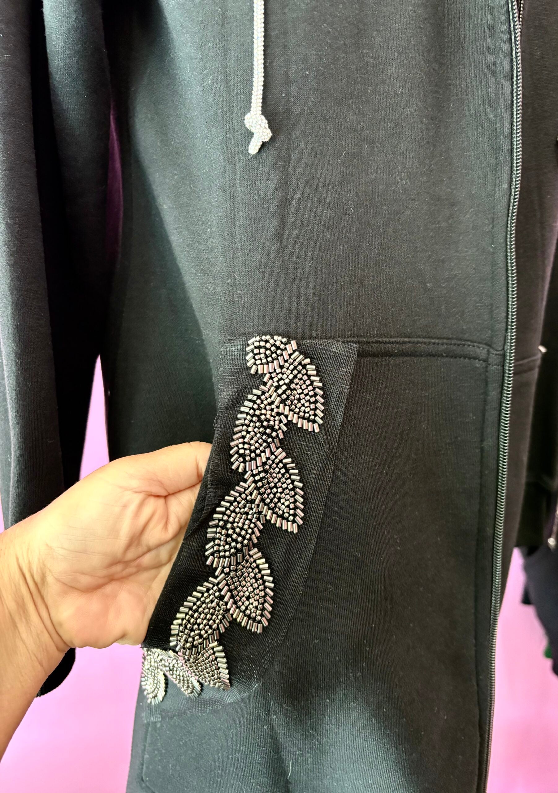 Felpa lunga Gioiello : cappottino Oversize nero con Ricami in Paillettes e Cristalli – Lusso Couture