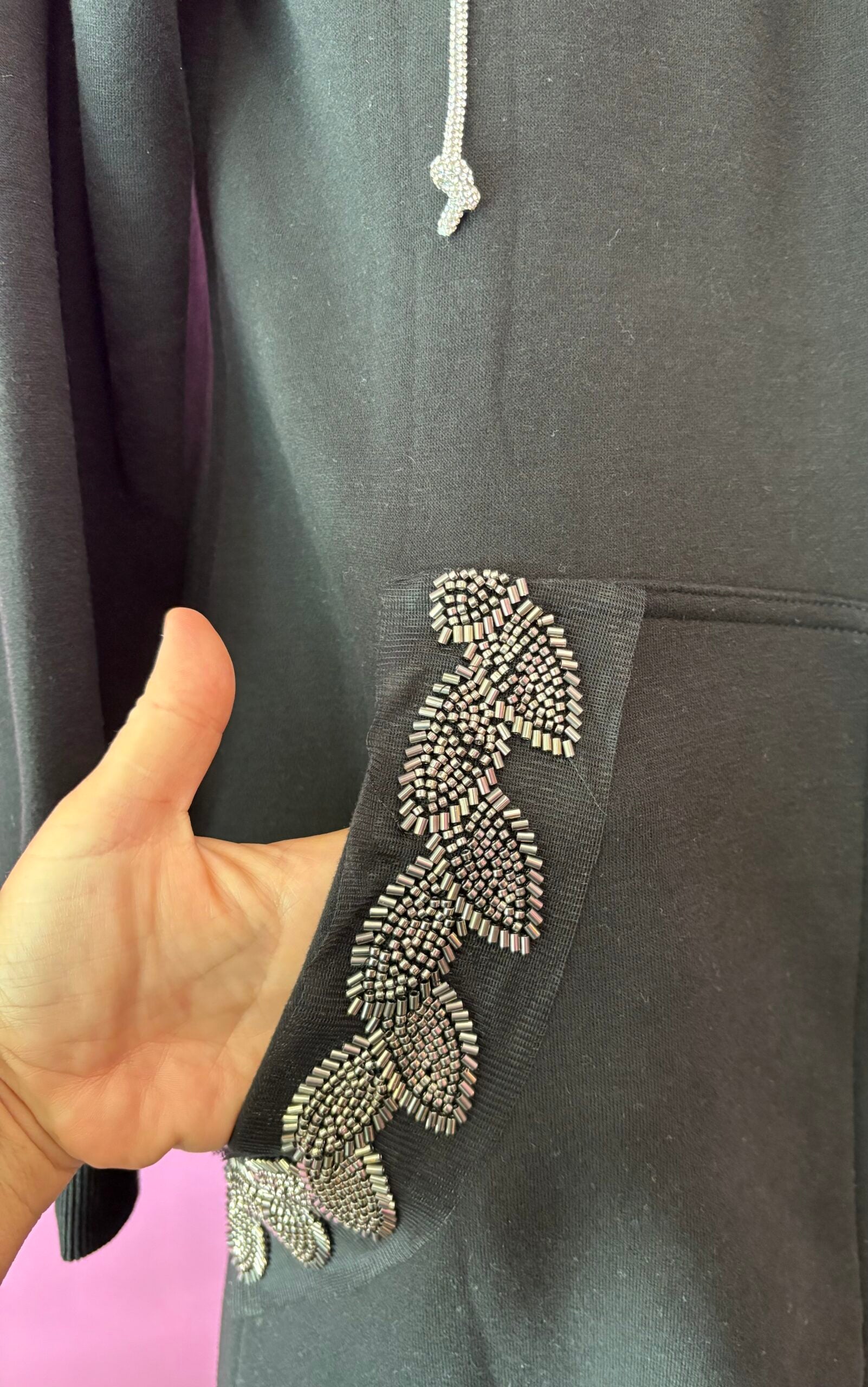 Felpa lunga Gioiello : cappottino Oversize nero con Ricami in Paillettes e Cristalli – Lusso Couture