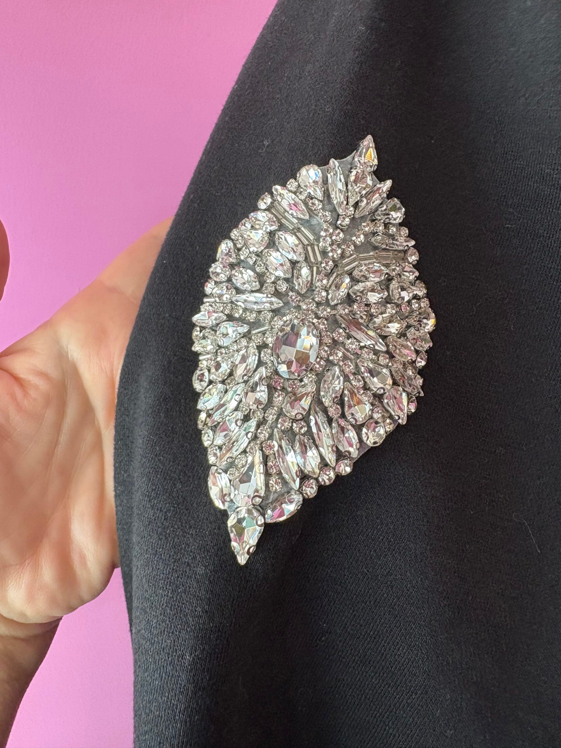 Felpa lunga Gioiello : cappottino Oversize nero con Ricami in Paillettes e Cristalli – Lusso Couture