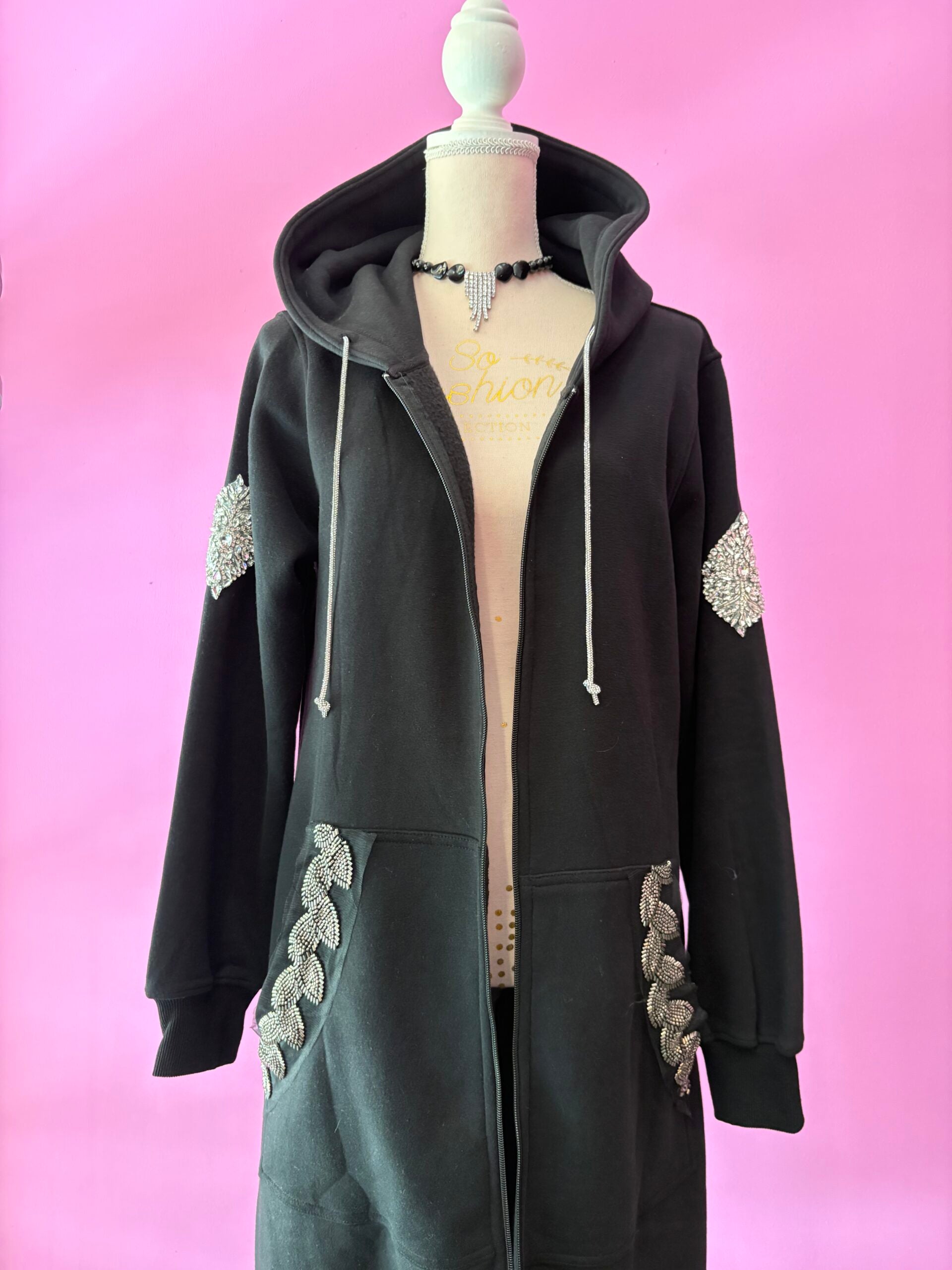 Felpa lunga Gioiello : cappottino Oversize nero con Ricami in Paillettes e Cristalli – Lusso Couture