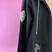 Felpa lunga Gioiello : cappottino Oversize nero con Ricami in Paillettes e Cristalli – Lusso Couture
