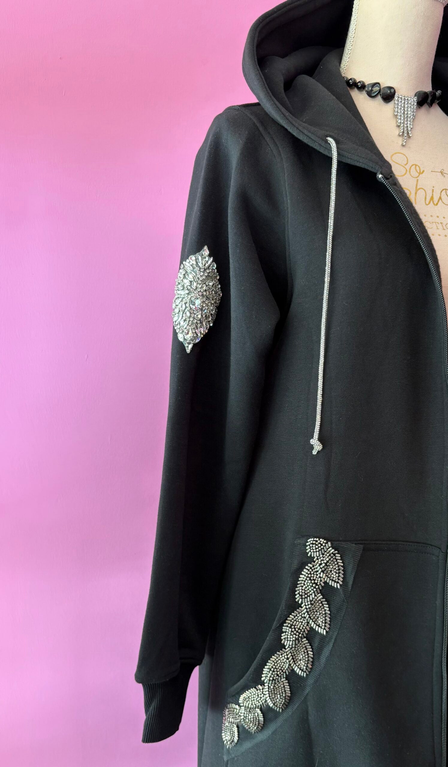 Felpa lunga Gioiello : cappottino Oversize nero con Ricami in Paillettes e Cristalli – Lusso Couture