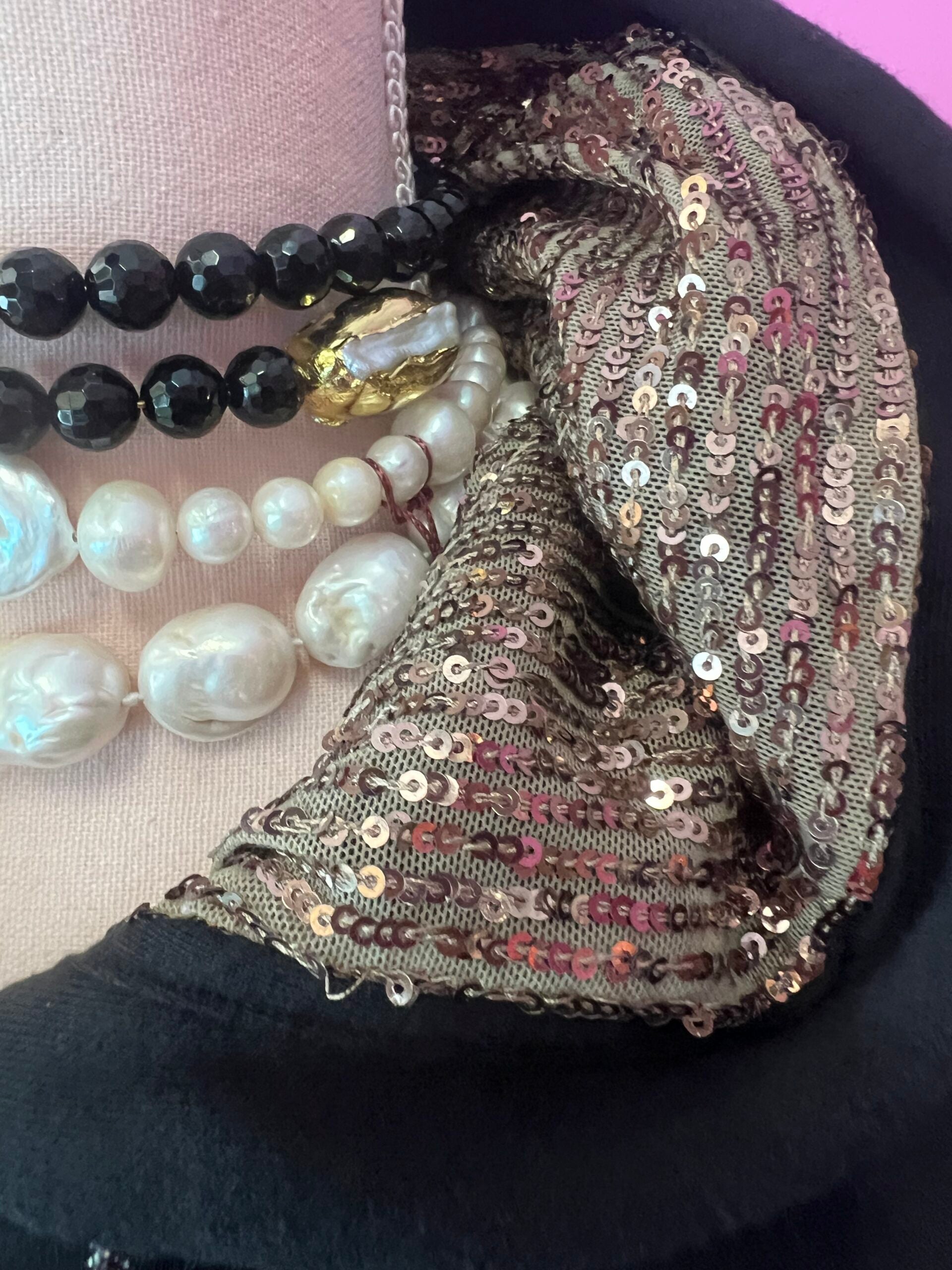 Felpa Gioiello : Felpa nera Oversize con Ricami in Paillettes e Cristalli – Lusso Couture