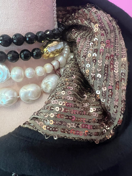 Felpa Gioiello : Felpa nera Oversize con Ricami in Paillettes e Cristalli – Lusso Couture