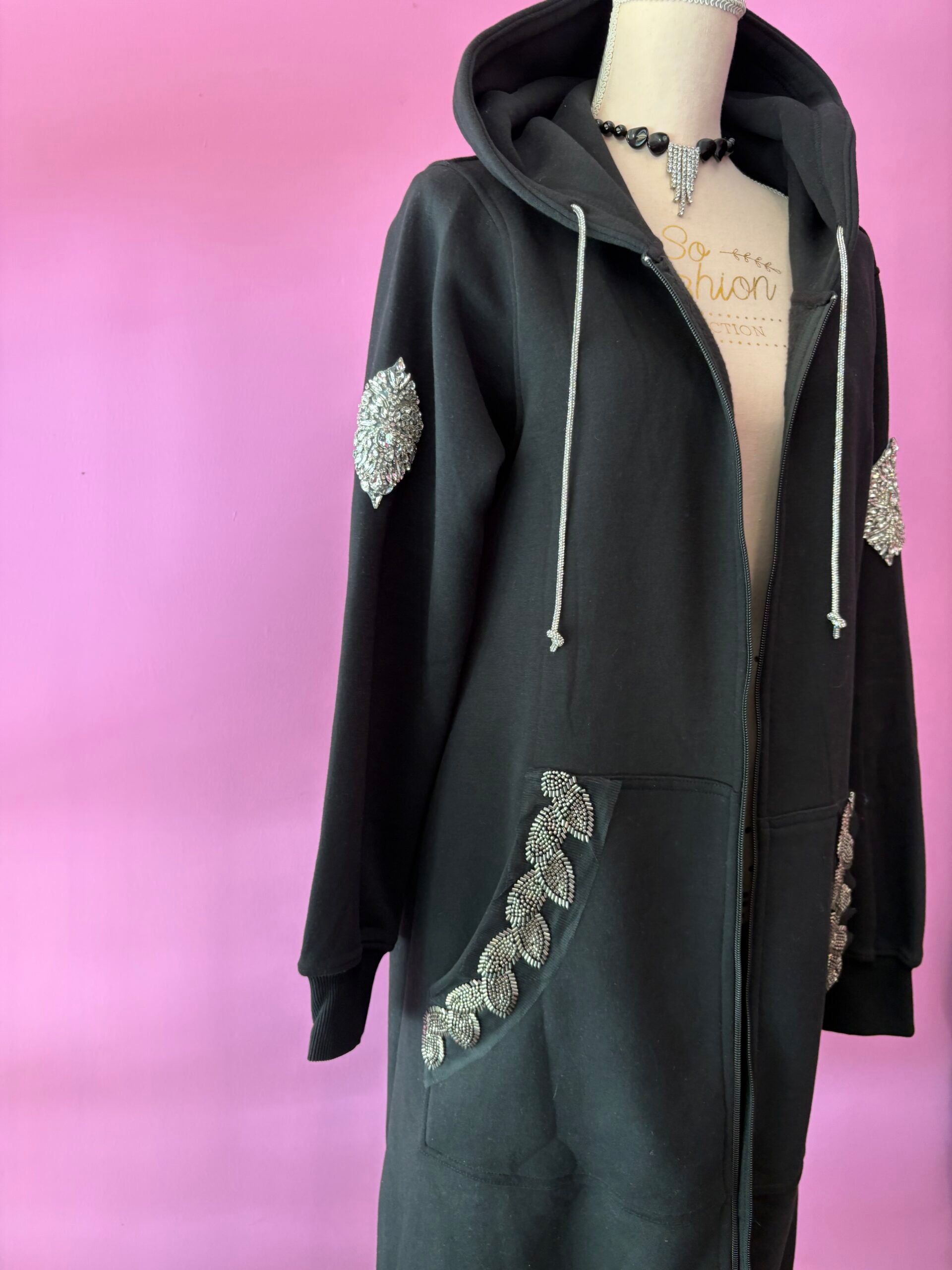 Felpa lunga Gioiello : cappottino Oversize nero con Ricami in Paillettes e Cristalli – Lusso Couture