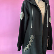 Felpa lunga Gioiello : cappottino Oversize nero con Ricami in Paillettes e Cristalli – Lusso Couture