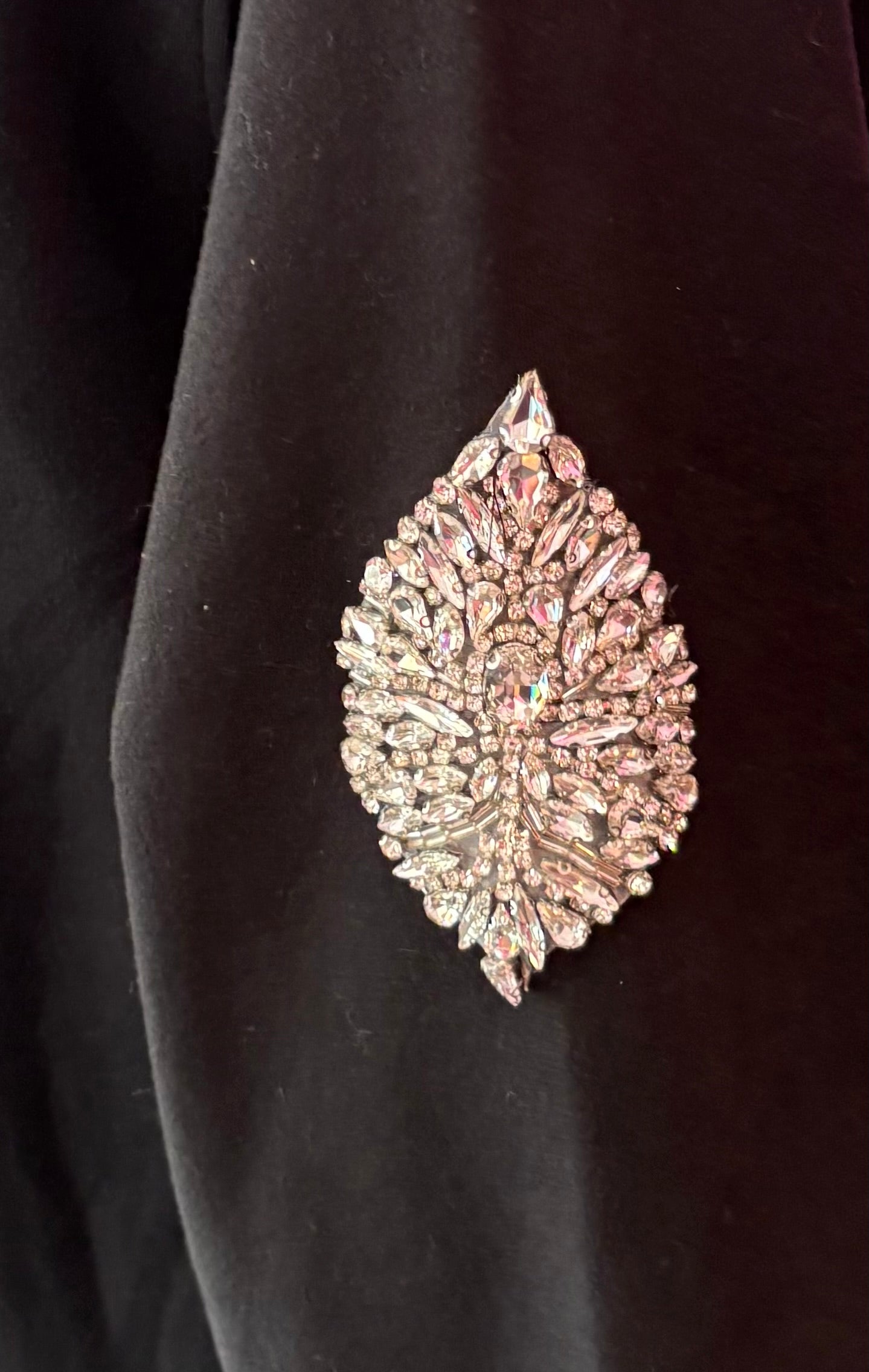 Felpa lunga Gioiello : cappottino Oversize nero con Ricami in Paillettes e Cristalli – Lusso Couture