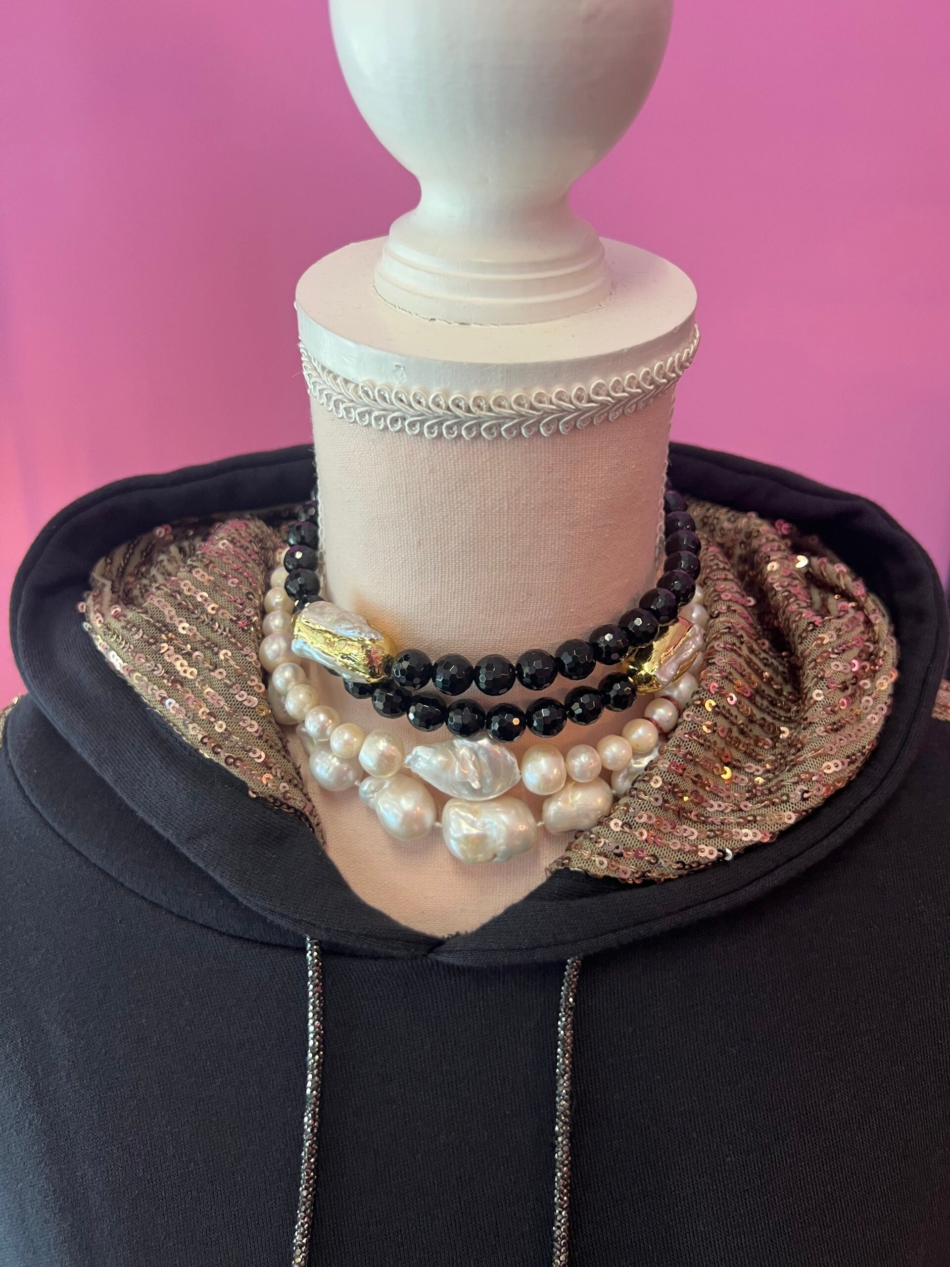 Felpa Gioiello : Felpa nera-oro Oversize con Ricami in Paillettes e Cristalli – Lusso Couture