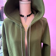 Felpa lunga Gioiello : cappottino Oversize verde con Ricami in Paillettes e Cristalli – Lusso Couture
