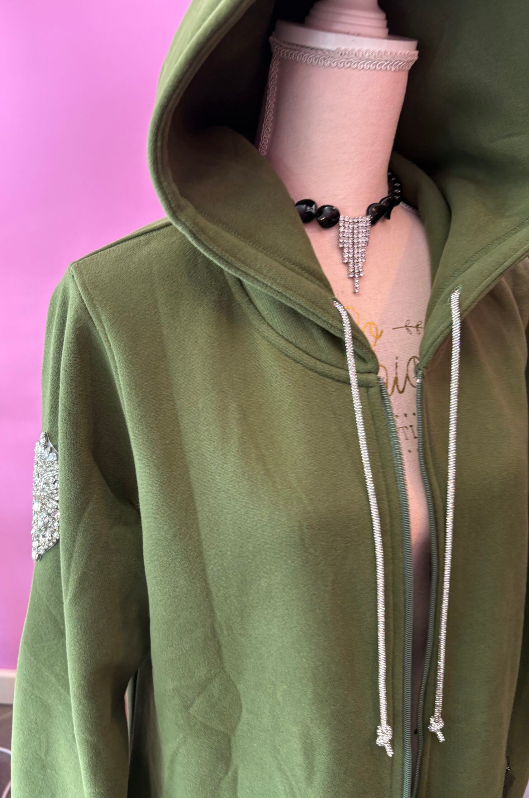 Felpa lunga Gioiello : cappottino Oversize verde con Ricami in Paillettes e Cristalli – Lusso Couture