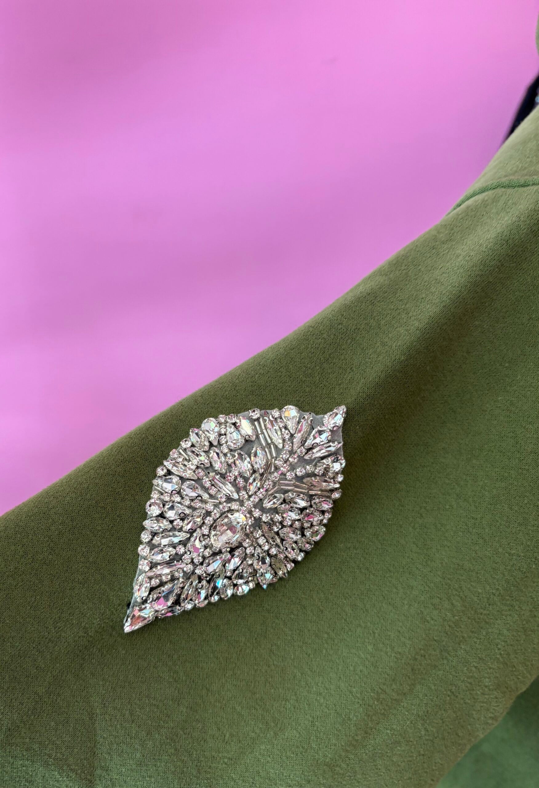 Felpa lunga Gioiello : cappottino Oversize verde con Ricami in Paillettes e Cristalli – Lusso Couture