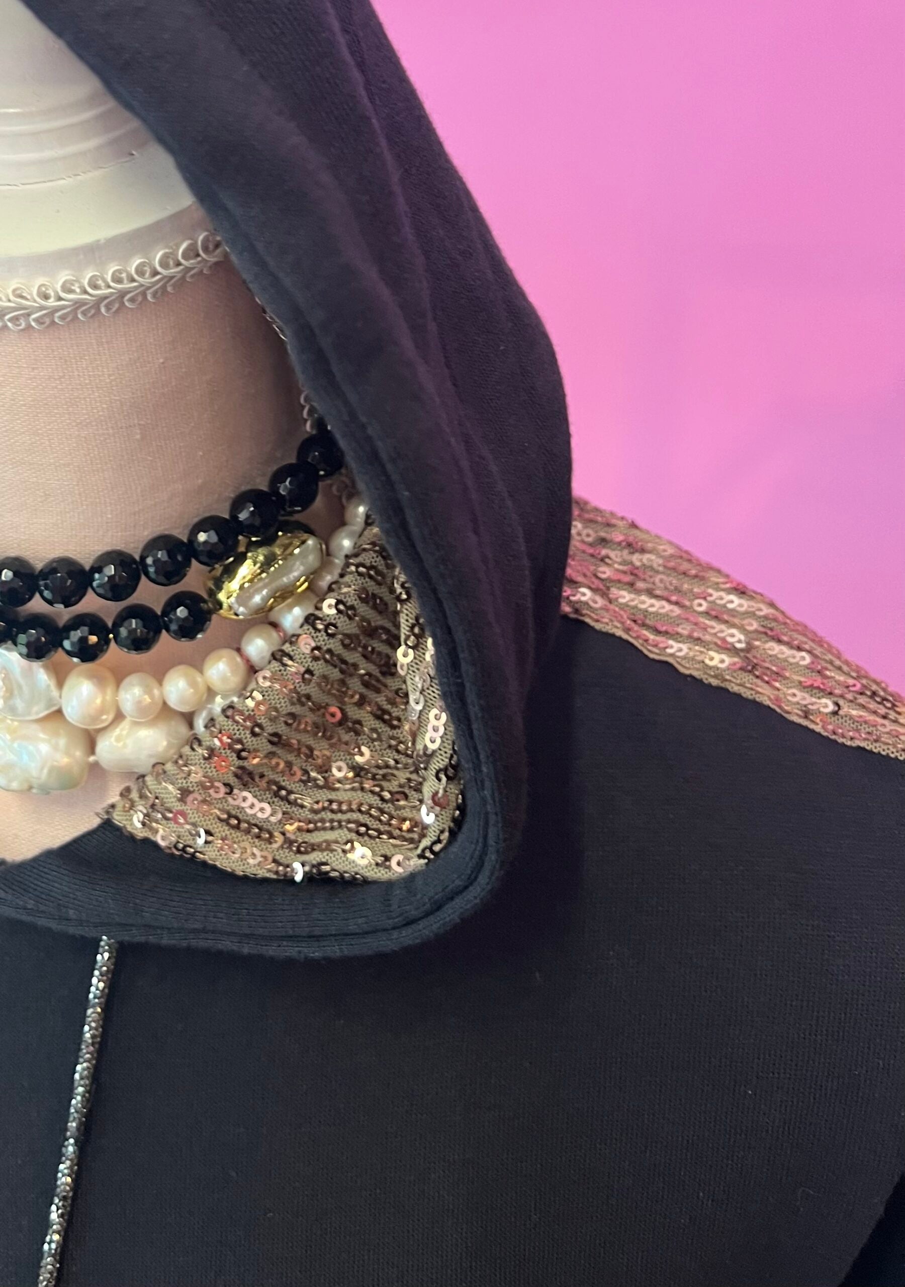 Felpa Gioiello : Felpa nera-oro Oversize con Ricami in Paillettes e Cristalli – Lusso Couture