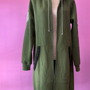 Felpa lunga Gioiello : cappottino Oversize verde con Ricami in Paillettes e Cristalli – Lusso Couture