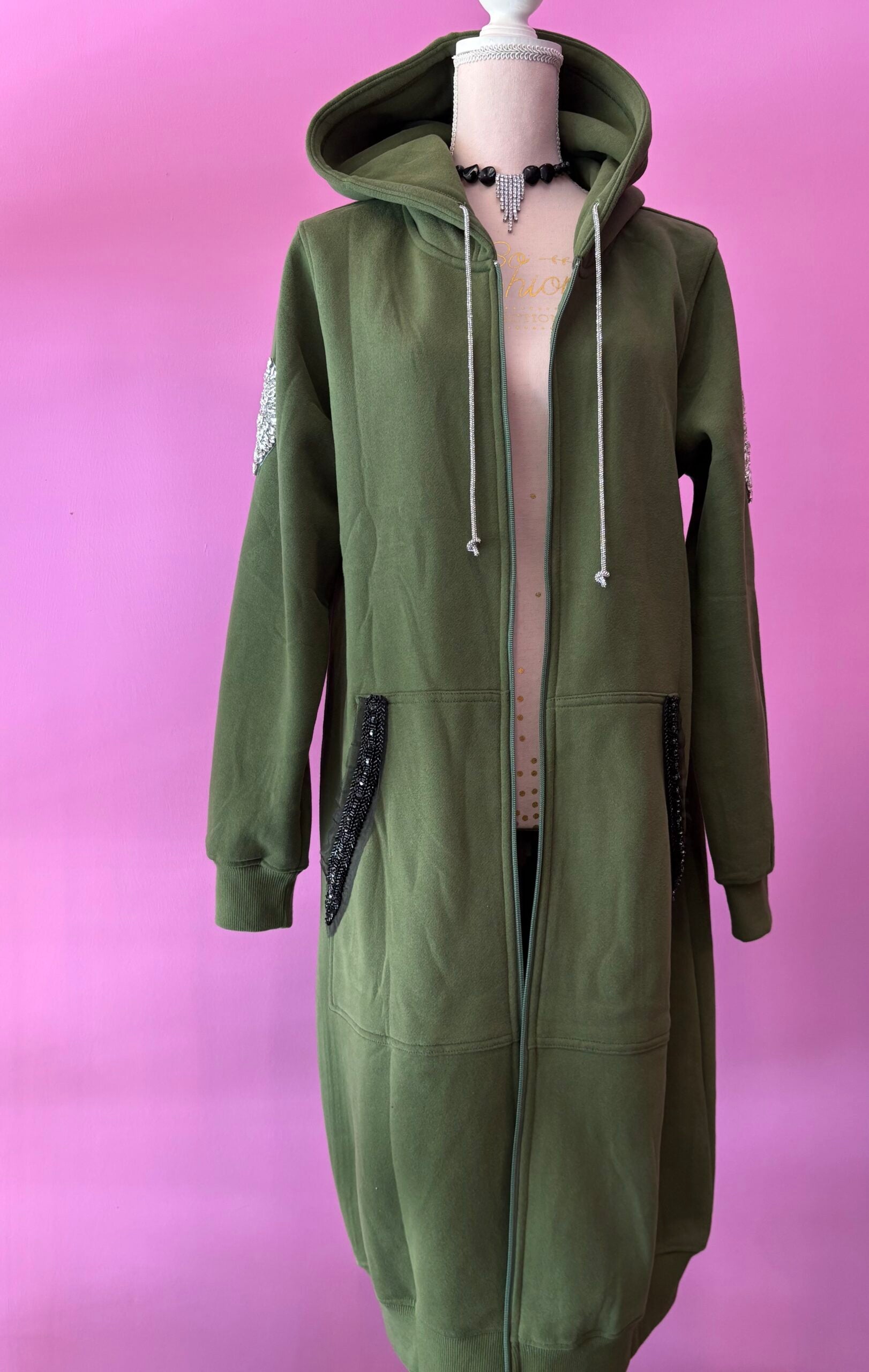 Felpa lunga Gioiello : cappottino Oversize verde con Ricami in Paillettes e Cristalli – Lusso Couture