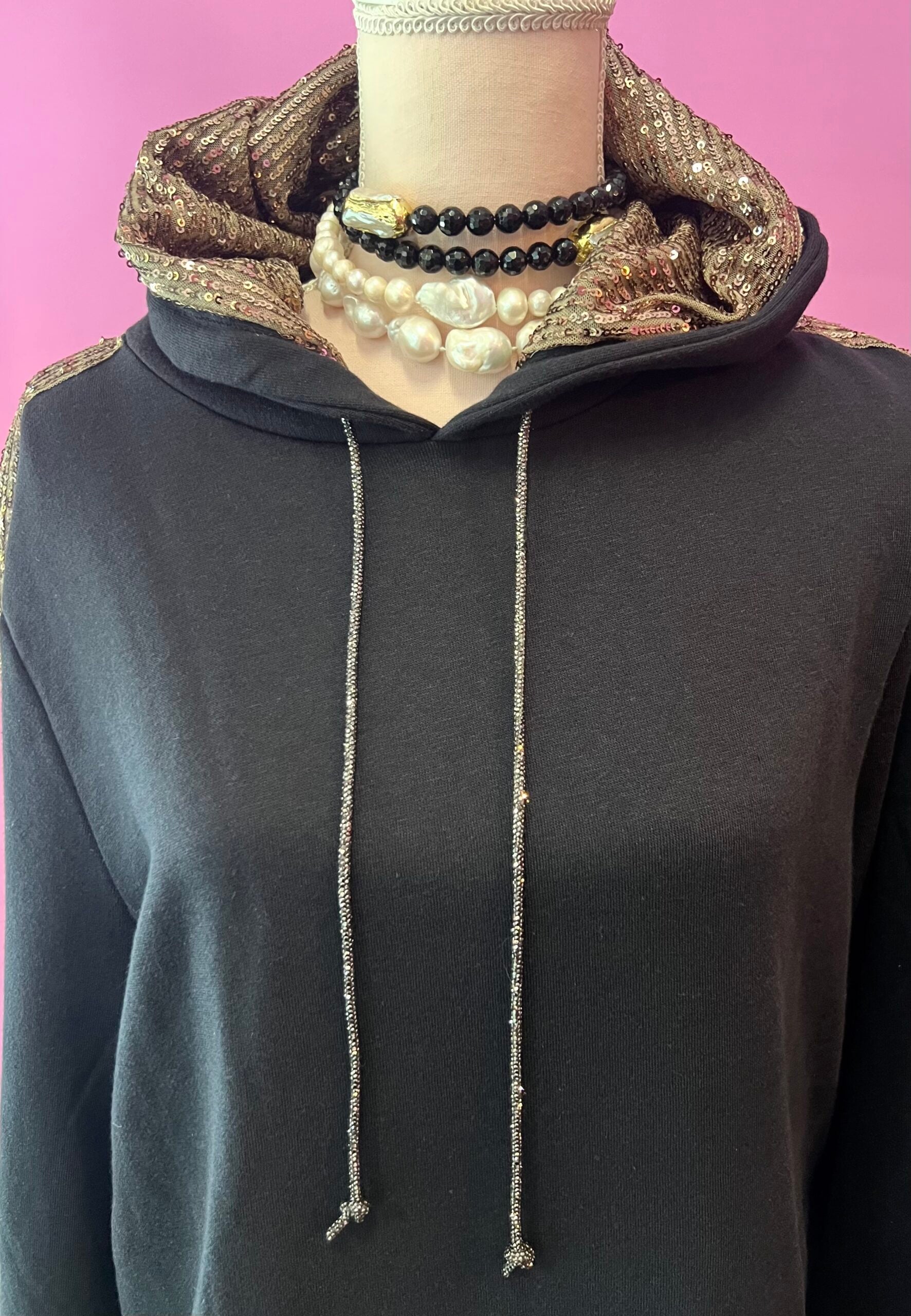 Felpa Gioiello : Felpa nera-oro Oversize con Ricami in Paillettes e Cristalli – Lusso Couture