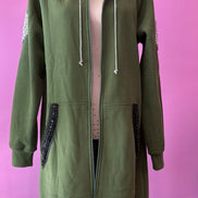 Felpa lunga Gioiello : cappottino Oversize verde con Ricami in Paillettes e Cristalli – Lusso Couture