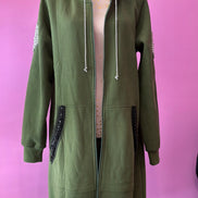 Felpa lunga Gioiello : cappottino Oversize verde con Ricami in Paillettes e Cristalli – Lusso Couture