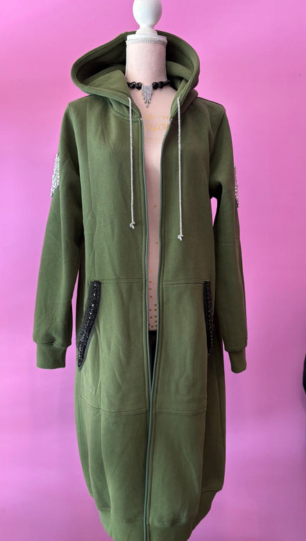 Felpa lunga Gioiello : cappottino Oversize verde con Ricami in Paillettes e Cristalli – Lusso Couture