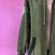Felpa lunga Gioiello : cappottino Oversize verde con Ricami in Paillettes e Cristalli – Lusso Couture