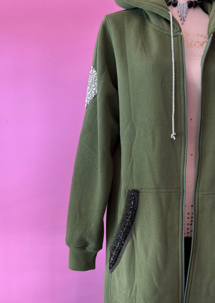 Felpa lunga Gioiello : cappottino Oversize verde con Ricami in Paillettes e Cristalli – Lusso Couture