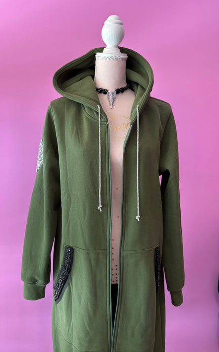 Felpa lunga Gioiello : cappottino Oversize verde con Ricami in Paillettes e Cristalli – Lusso Couture