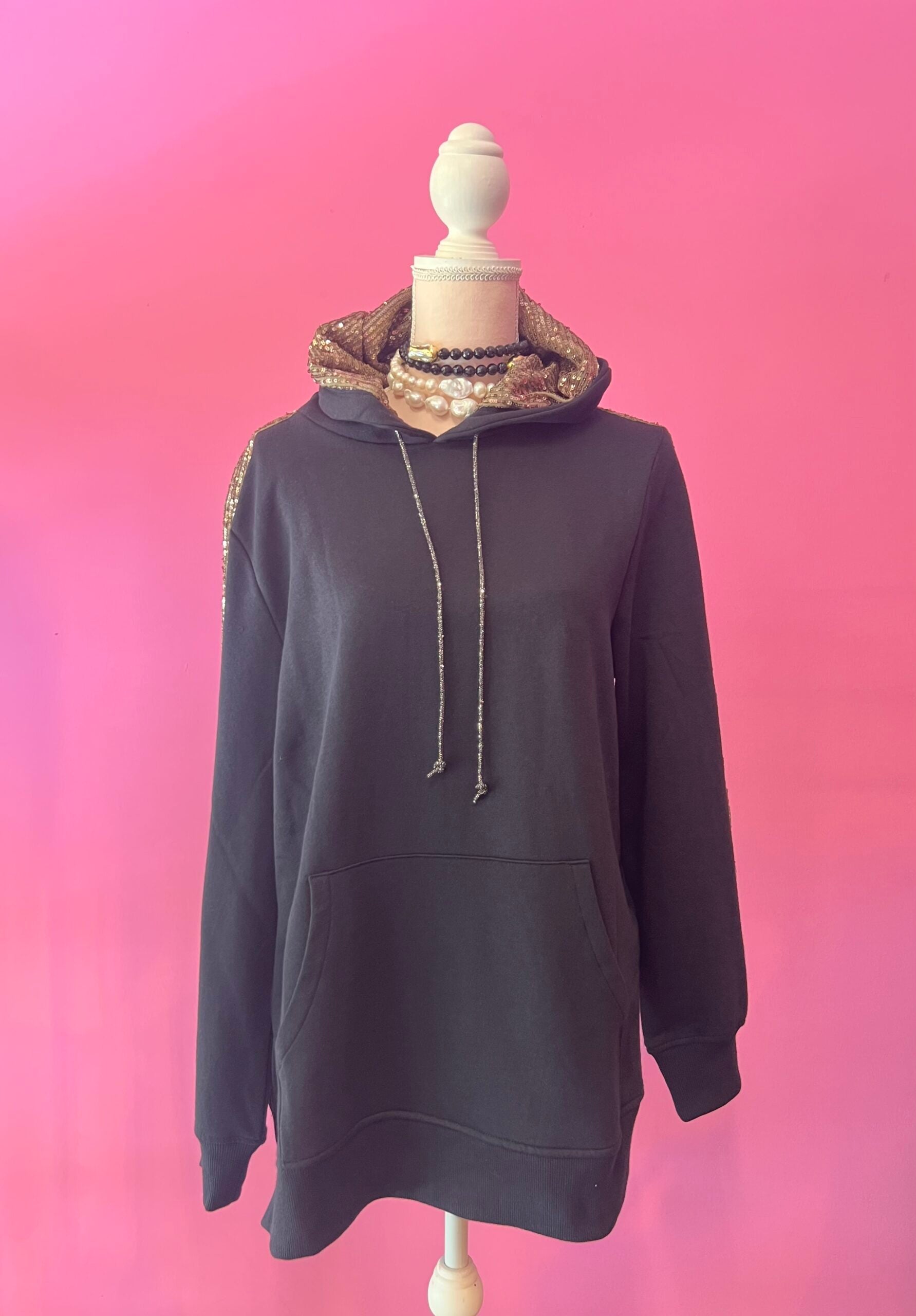 Felpa Gioiello : Felpa nera-oro Oversize con Ricami in Paillettes e Cristalli – Lusso Couture