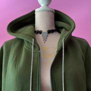 Felpa lunga Gioiello : cappottino Oversize verde con Ricami in Paillettes e Cristalli – Lusso Couture