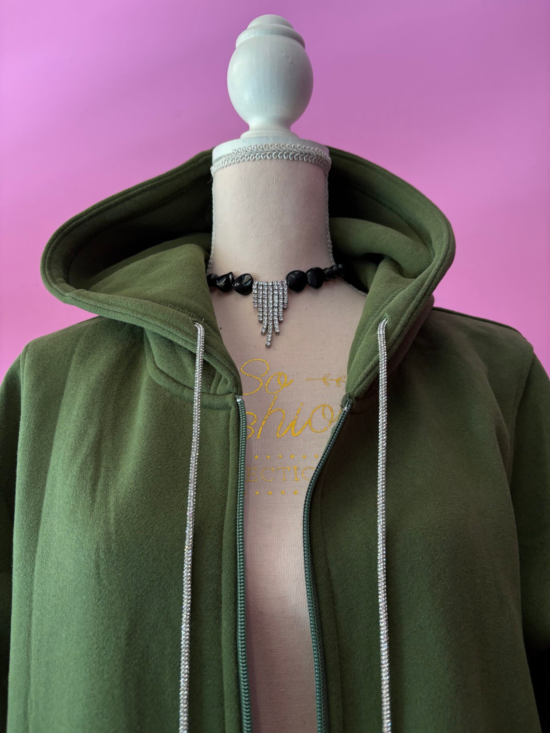 Felpa lunga Gioiello : cappottino Oversize verde con Ricami in Paillettes e Cristalli – Lusso Couture