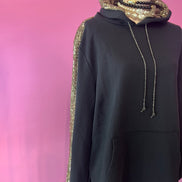 Felpa Gioiello : Felpa nera-oro Oversize con Ricami in Paillettes e Cristalli – Lusso Couture
