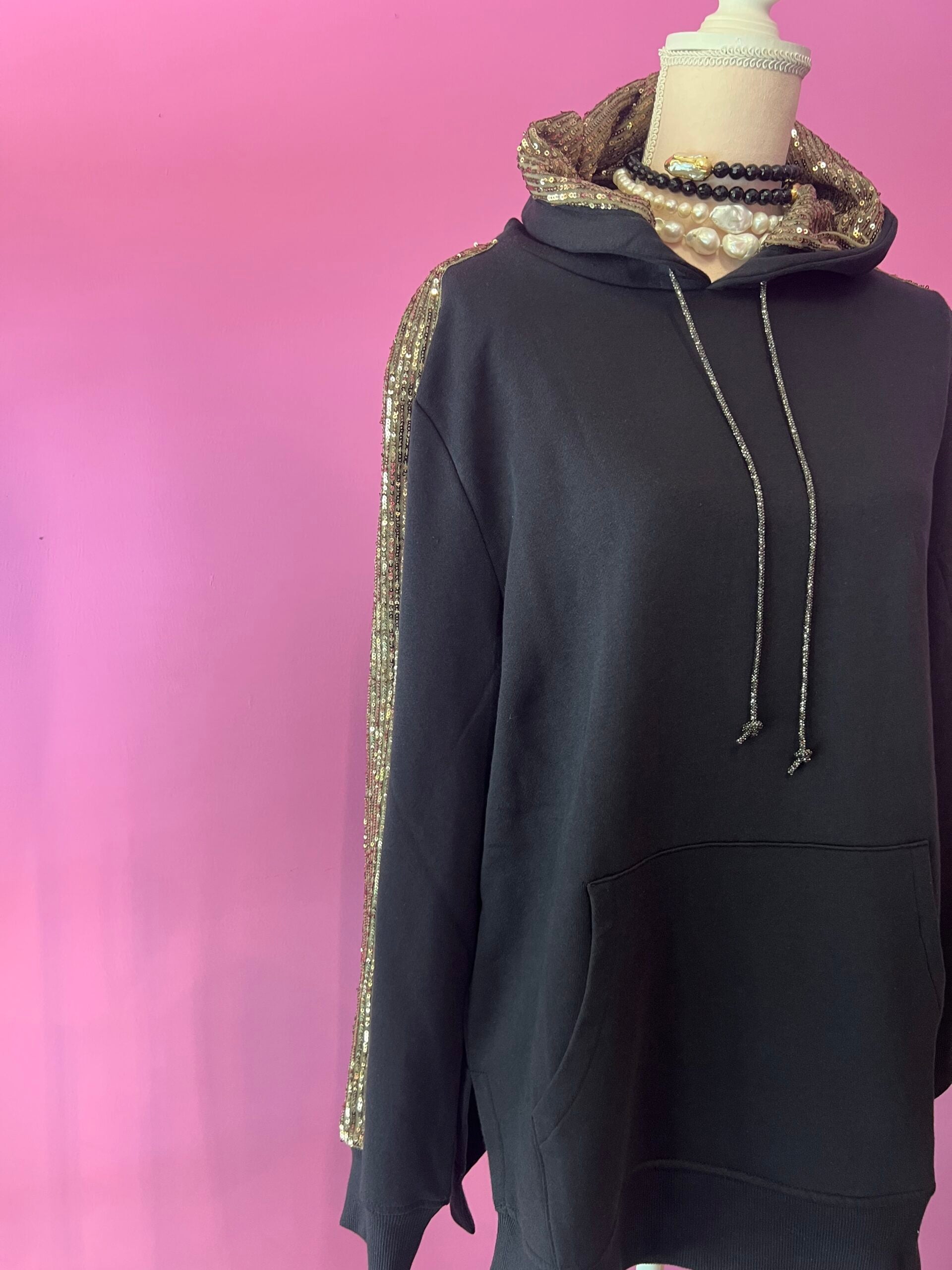 Felpa Gioiello : Felpa nera-oro Oversize con Ricami in Paillettes e Cristalli – Lusso Couture