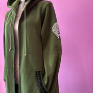 Felpa lunga Gioiello : cappottino Oversize verde con Ricami in Paillettes e Cristalli – Lusso Couture