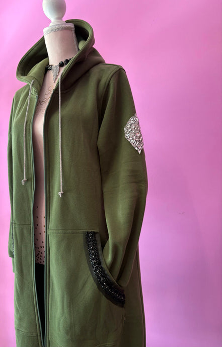 Felpa lunga Gioiello : cappottino Oversize verde con Ricami in Paillettes e Cristalli – Lusso Couture