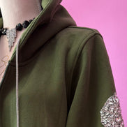 Felpa lunga Gioiello : cappottino Oversize verde con Ricami in Paillettes e Cristalli – Lusso Couture