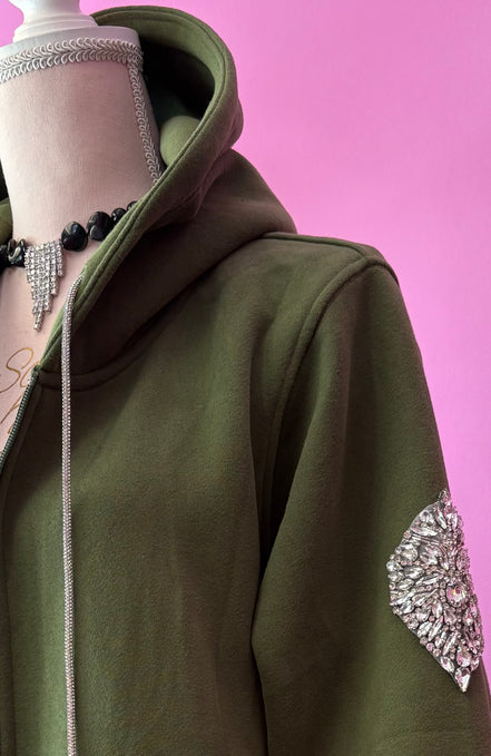 Felpa lunga Gioiello : cappottino Oversize verde con Ricami in Paillettes e Cristalli – Lusso Couture