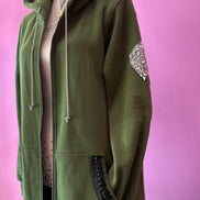 Felpa lunga Gioiello : cappottino Oversize verde con Ricami in Paillettes e Cristalli – Lusso Couture