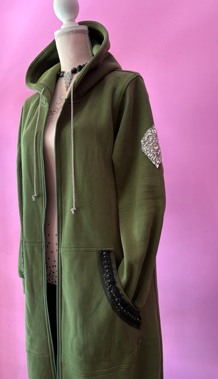 Felpa lunga Gioiello : cappottino Oversize verde con Ricami in Paillettes e Cristalli – Lusso Couture