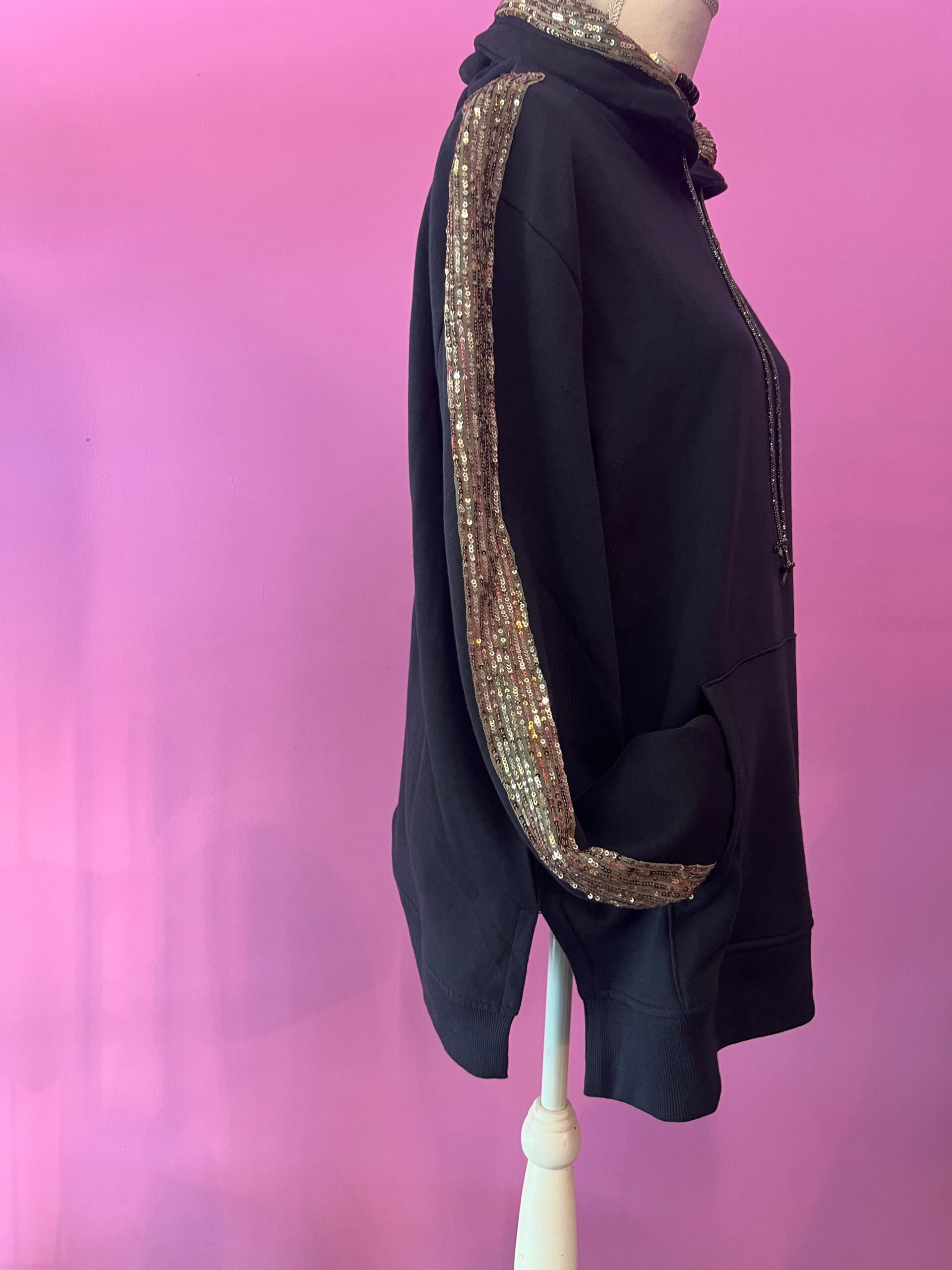 Felpa Gioiello : Felpa nera-oro Oversize con Ricami in Paillettes e Cristalli – Lusso Couture