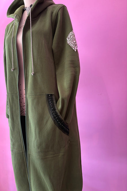 Felpa lunga Gioiello : cappottino Oversize verde con Ricami in Paillettes e Cristalli – Lusso Couture