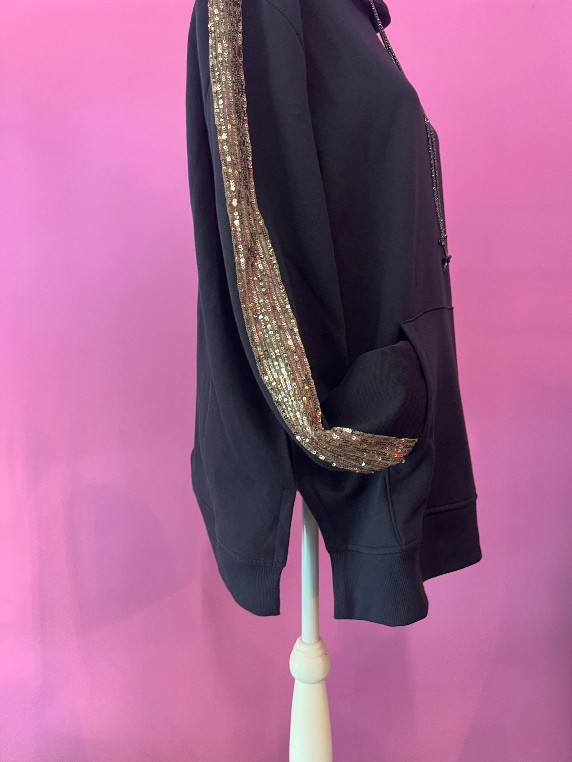 Felpa Gioiello : Felpa nera-oro Oversize con Ricami in Paillettes e Cristalli – Lusso Couture